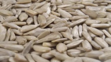 Soyulmuş ayçiçeği çekirdekleri yakın planda döner. Sağlıklı çiğ tohum. Makro çekim