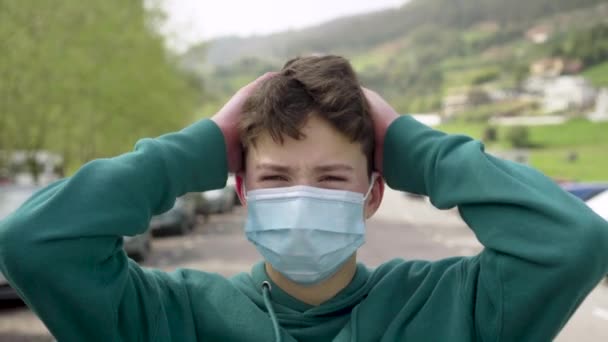 Молодой Человек Страдает Головной Боли Улице Машин Защитная Медицинская Маска — стоковое видео