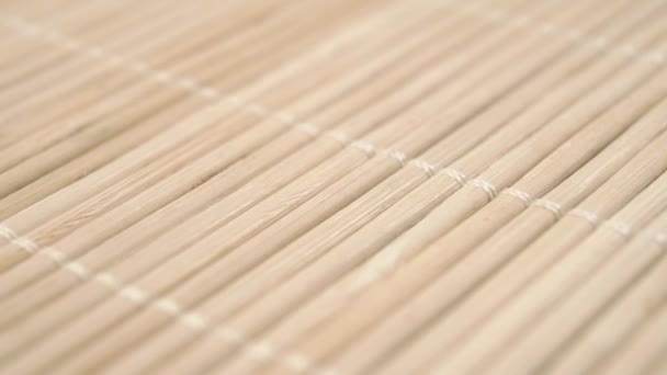 Puñado Semillas Girasol Crudas Peladas Caen Sobre Una Esterilla Bambú — Vídeo de stock
