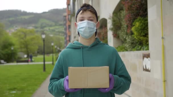 Jovem Entregador Usando Uma Máscara Médica Luvas Proteção Com Boné — Vídeo de Stock