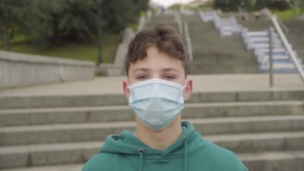 Studentská Puberťačka Depresi Snaží Strhnout Lékařskou Ochrannou Masku Zblízka Schodech — Stock video