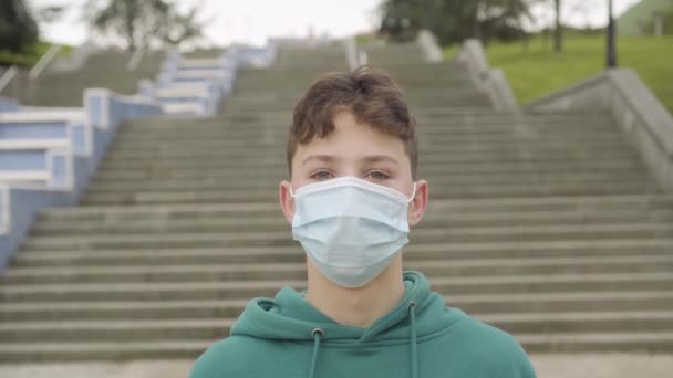 Adolescente Está Estressado Tenta Remover Máscara Descartável Médica Devido Desejo — Vídeo de Stock