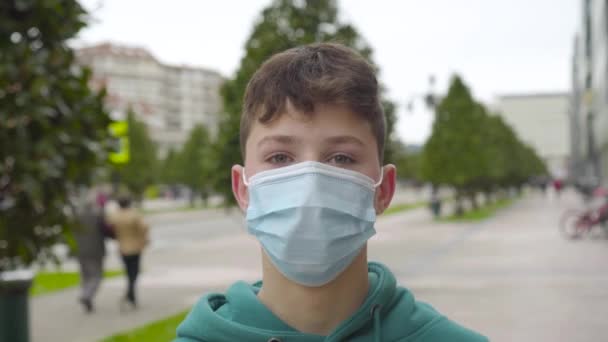 Joven Positivo Sorprende Con Una Máscara Protección Médica Una Calle — Vídeos de Stock