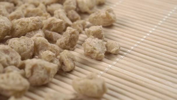 Gránulos Soja Texturizados Primer Plano Alfombra Bambú Tradicional Macro Dolly — Vídeo de stock
