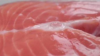 Yakın plan ham kırmızı deniz balığı dilimi. Omega 3 ile pişirilmemiş bir lezzet. Makro atış. Döndürme