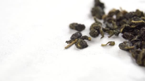 Pärlor Grönt Torkat Fermenterat Kinesiskt Oolong Faller Vit Pappersservett Slow — Stockvideo