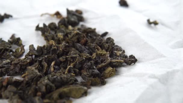 Foglie Verde Fermentato Secco Primo Piano Tovagliolo Carta Bianca Macro — Video Stock