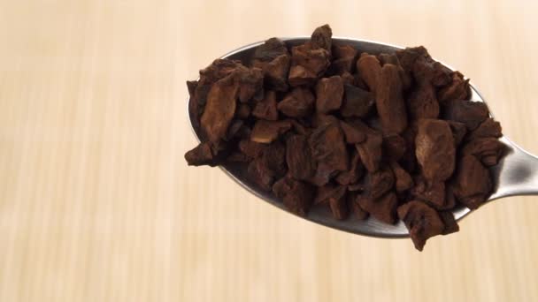Ein Teelöffel Instant Natürliche Gehackte Chicorée Wurzel Fallen Sie Zeitlupe — Stockvideo