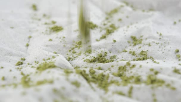 Pulverisierter Grüner Matcha Tee Fällt Zeitlupe Auf Eine Weiße Papierserviette — Stockvideo