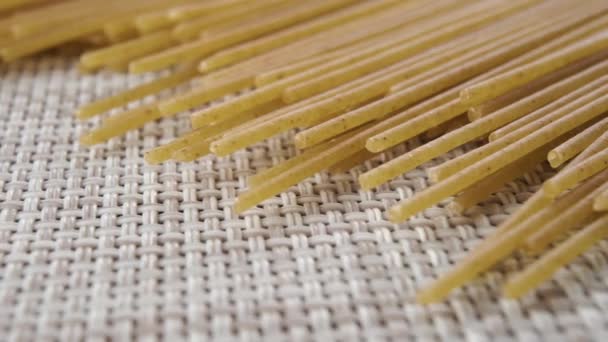 Närbild Detaljerad Integrerad Spaghetti Staplade Ett Kök Servett Makro Dolly — Stockvideo