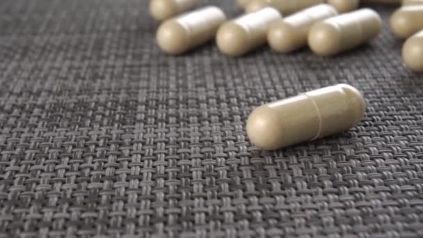Alternatív Kezelés Orvosi Kapszulák Közelről Makró Dolly Lőtt Gyógynövény Tabletták — Stock videók