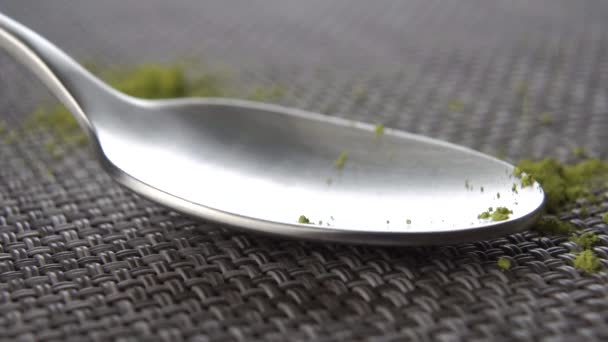 Grünes Matcha Teepulver Fällt Zeitlupe Einen Teelöffel Makroaufnahme — Stockvideo