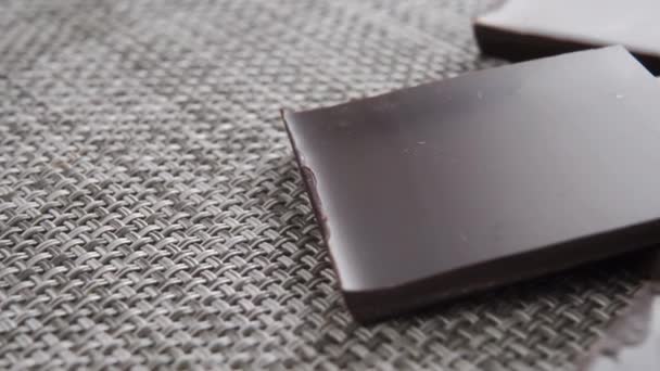 Grămadă Bucăți Ciocolată Amară Întunecată Aproape Firimituri Covor Plastic Conținutul — Videoclip de stoc