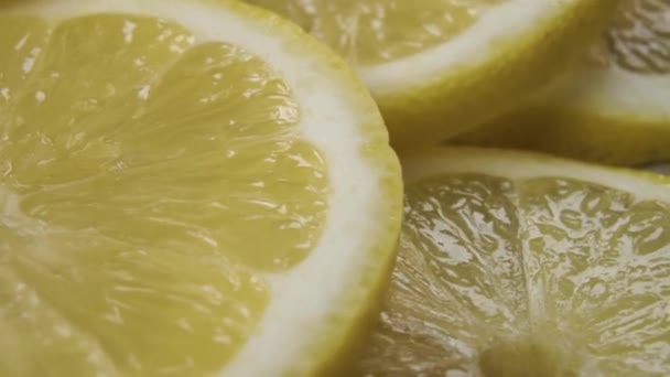 Sura Skivade Mogna Citron Roterar Närbild Gula Citrusfrukter Makroskott — Stockvideo