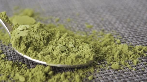 Polvo Matcha Verde Orgánico Una Cucharadita Sobre Una Esterilla Gris — Vídeo de stock