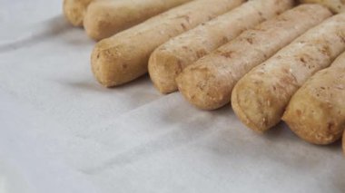 Beyaz kağıt peçeteye yakın plan tuzlu krakerler. Makro. Dolly Çekim