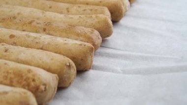 Geleneksel çıtır ekmek çubukları, beyaz kağıt peçeteye yakın plan tuzlu krakerler. Makro atış. Dolly Çekim
