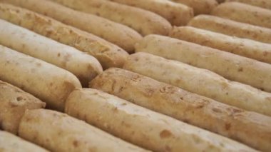 Geleneksel çıtır ekmek çubukları, tuzlu krakerler yakın planda tutulur. Makro atış. Dolly Çekim
