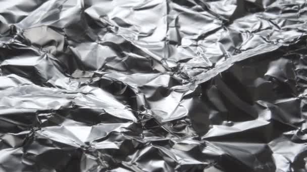 アルミホイルのクローズアップのしわのある質感の灰色の表面 マクロショット ドリー シューティング — ストック動画