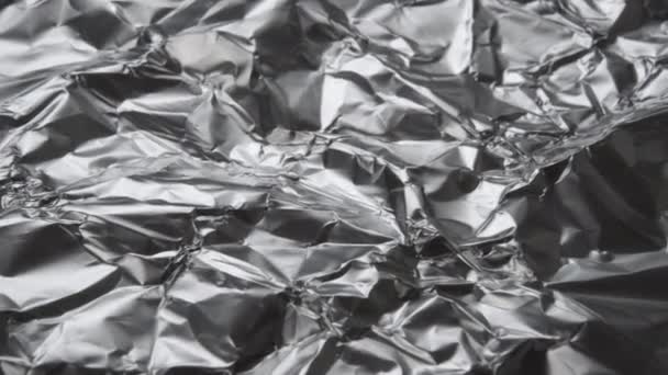Zerknitterte Verpackung Küche Aluminium Glänzende Folie Mit Falten Nahaufnahme Reflexion — Stockvideo