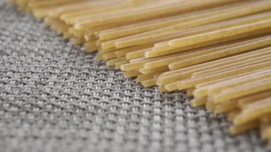Mutfak paspasında pişmemiş spagetti integrali. Geleneksel İtalyan Akdeniz mutfağı. Makro. Doli Vuruşu