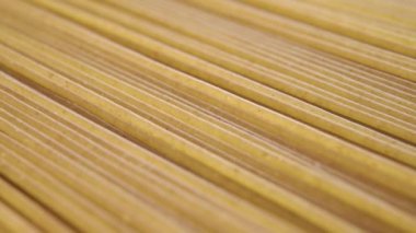 Spagetti entegrali pişirilmemiş yakın plan. Geleneksel İtalyan Akdeniz mutfağı. Makro. Doli Vuruşu