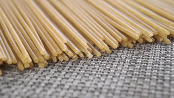 Traditionele Italiaanse Integrale Spaghetti Een Getextureerd Oppervlak Van Een Grijze — Stockvideo