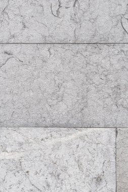 Çatlak ve dikişli gri duvar kiremitlerinin yakın çekimi. Soyut dikey arkaplan