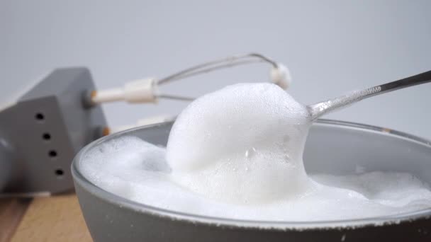 Λευκό Αφρό Του Σαντιγύ Γάλακτος Ένα Γεμάτο Κουταλάκι Ρέει Κάτω — Αρχείο Βίντεο