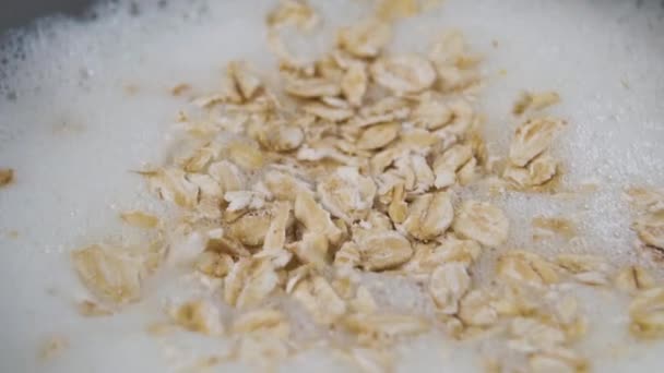 Avena Cae Tazón Leche Fresca Cámara Lenta Para Hacer Cereales — Vídeos de Stock