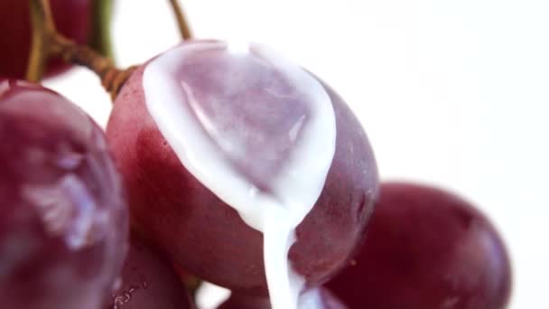 Свіже Молоко Наливається Купу Червоного Винограду Крупним Планом Повільному Русі — стокове відео