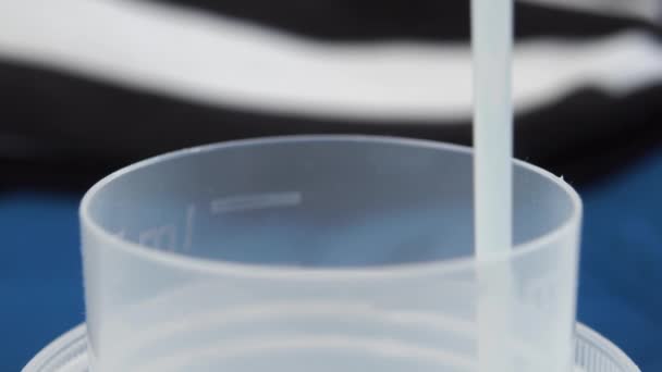 Fluxo Detergente Líquido Branco Roupa Derramado Tampão Medição Plástico Fundo — Vídeo de Stock