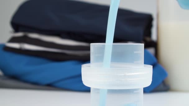 Verter Detergente Líquido Azul Numa Tampa Plástico Branco Movimento Lento — Vídeo de Stock