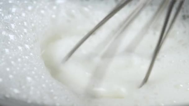 Schlagsahne Eines Milchprodukts Mit Schaum Einem Elektrischen Mixer Mit Metallbesen — Stockvideo