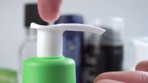 Hygienische Händedesinfektion Mit Flüssiggeldesinfektionsmittel Badezimmer Accessoires Unschärfe Auf Dem Hintergrund — Stockvideo