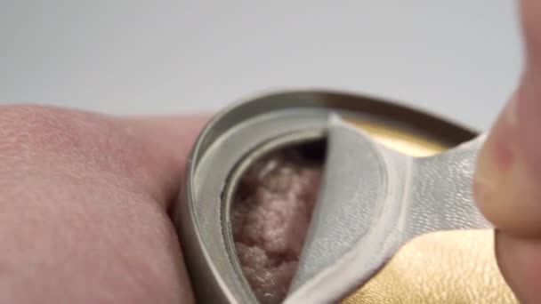 Mãos Abrindo Uma Lata Alumínio Atum Enlatado Close Macro Shot — Vídeo de Stock