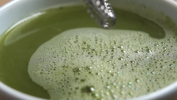 Spiralschaum Schneebesen Werden Eine Weiße Tasse Mit Einem Grünen Matcha — Stockvideo