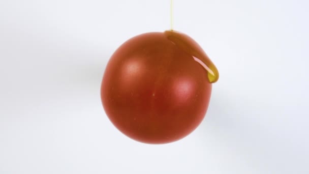 Splash Óleo Vegetal Tomate Cereja Fresco Close Câmera Lenta Fundo — Vídeo de Stock