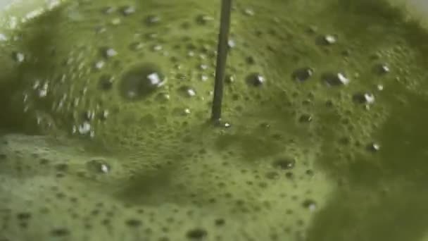 Espuma Chicotada Uma Xícara Chá Verde Tradicional Japonês Matcha Câmera — Vídeo de Stock