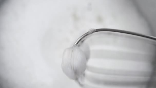 Weißer Milchschaum Auf Den Schlägeln Des Schaumstoffmischers Dreht Sich Zeitlupe — Stockvideo