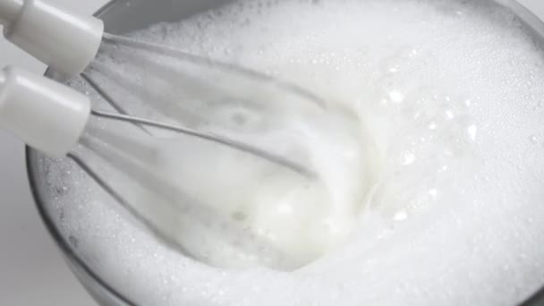 グレーのボウルにミキサーの泡立て器で泡立ちとホイップミルク製品 スローモーション泡 Yummy Form — ストック動画