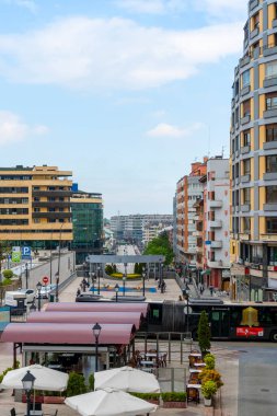 Oviedo, İspanya - 20 Nisan 2021: Avrupa şehrinin istasyon bölgesinde otel ve kafeleri olan modern bulvar