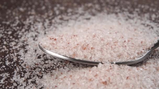 粉末ヒマラヤ塩の結晶 マクロショット ドリー射撃だ ミネラルピンクのスパイス — ストック動画