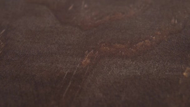 濃い茶色のボードの木製のテクスチャをクローズアップ 抽象的な暗い背景 マクロだ ドリー ショット — ストック動画