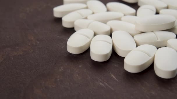 Białe Tabletki Medyczne Ciemnobrązowej Tablicy Bliska Makro Dolly Postrzelona — Wideo stockowe