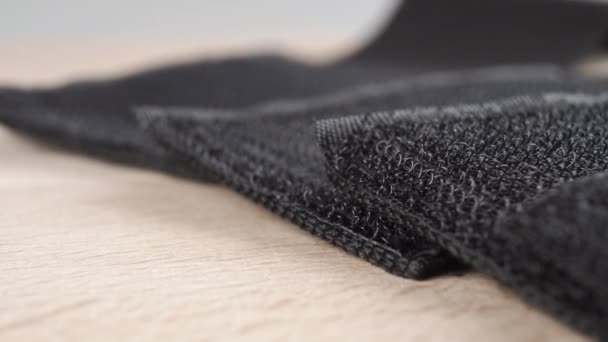 Kumaş Bantlarda Siyah Desenli Cırt Cırt Kancalar Ahşap Bir Yüzeye — Stok video