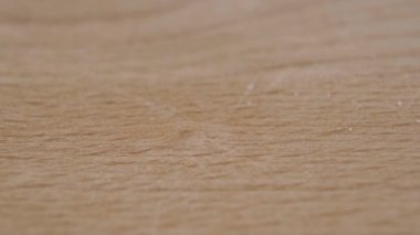 Himalaya pembe tuzu kırıntıları ağır çekimde tahta kesme tahtasına dökülür. Makro çekim