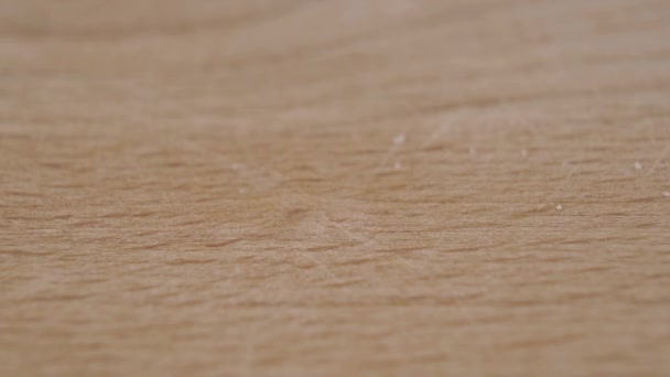粉末状のヒマラヤピンク色の塩の塊は ゆっくりとした動きで木製のまな板に注がれます マクロ撮影 — ストック動画