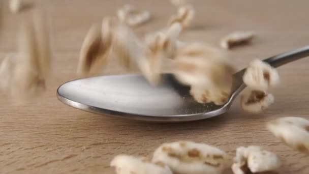 Ungekochte Getreidekörner Aus Gepufftem Dinkelweizen Fallen Herunter Und Füllen Zeitlupe — Stockvideo