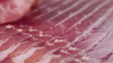 Tipik bir İspanyol jamonu et tabağına konur. Geleneksel gastronomik lezzetin dokusu. Makro. Dolly vurdu.